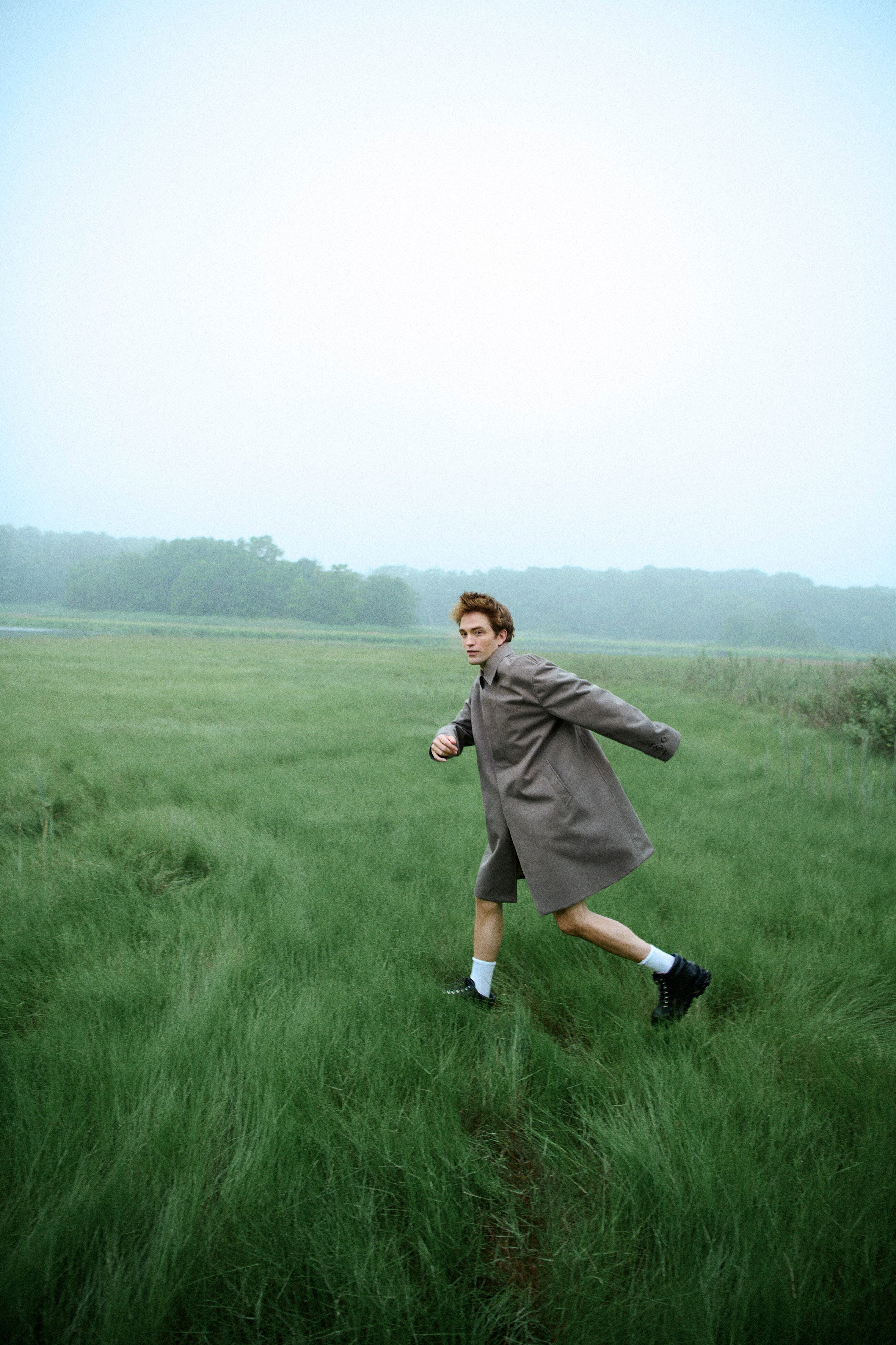 Pattinson todavía podría protagonizar 'Crepúsculo', aquí, vestido de DIOR MEN.