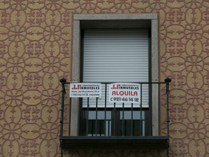 Cartel de alquiler en una vivienda en Segovia, el pasado enero.