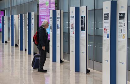 Exposción de 45 años de Cinco Días, en el aeropuerto de Barajas.