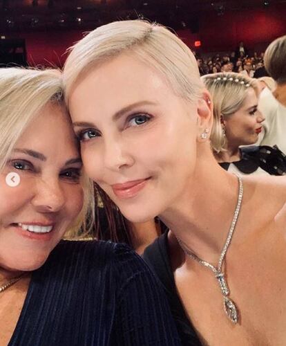 Charlize y Gerda Theron, en los Oscar de 2020.