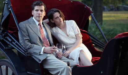 Los actores Jesse Eisenberg y Kristen Stewart en un fotograma de la película 'Café Society'.