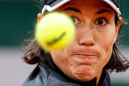 Garbiñe observa la pelota durante el partido contra Zidansek.