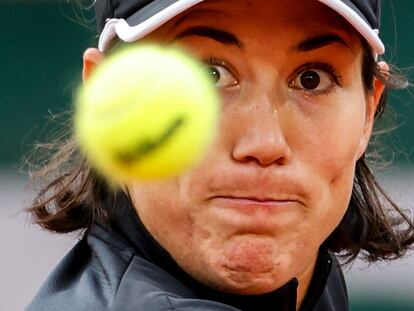 Garbiñe observa la pelota durante el partido contra Zidansek.