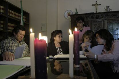 Ediles del equipo de gobierno de Torreblascopedro trabaja, ayer, con la iluminación de las velas.