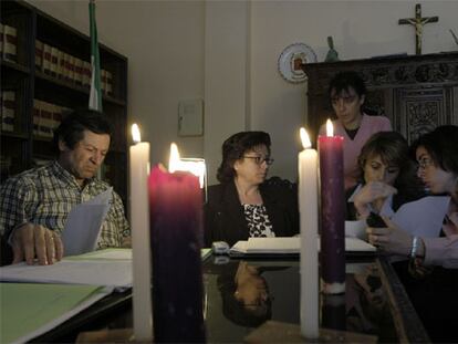 Ediles del equipo de gobierno de Torreblascopedro trabaja, ayer, con la iluminación de las velas.