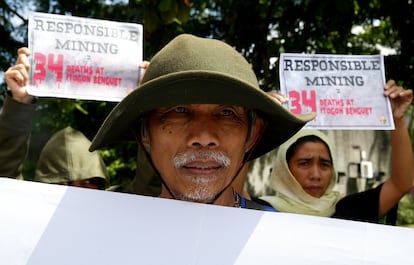 Los manifestantes protestan contra la Conferencia Internacional Anual de Mining Philippines 2018, tras el deslizamiento de tierra causado por el tifón en Itogon.
