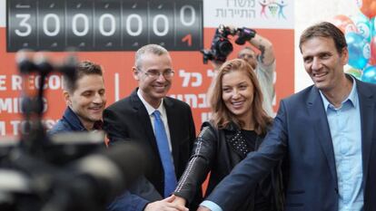 Los rumanos Ioana Isac y Mihai Georgescu ( a la derecha) , agasajados por el ministro de Turismo de Israel ( con corbata) , el martes en el aeropuerto Ben Guri&oacute;n de Tel Aviv.