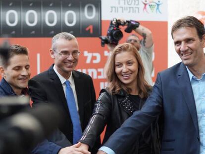Los rumanos Ioana Isac y Mihai Georgescu ( a la derecha) , agasajados por el ministro de Turismo de Israel ( con corbata) , el martes en el aeropuerto Ben Guri&oacute;n de Tel Aviv.