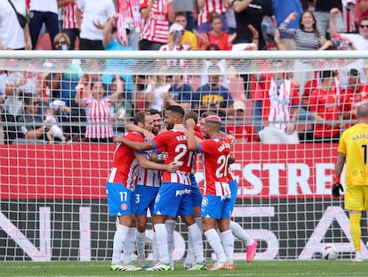 Jugadores del Girona celebran un tanto frente al Mallorca, partido de la jornada seis.