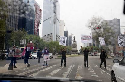 Primeros manifestantes acuden la marcha por los 43 desaparecidos y cortan el paseo de la Reforma con pancartas que rezan: "Fuera Peña", "Enrique, delincuente".
