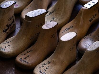 Los prototipos de los moldes de zapatos son fabricados a mano.