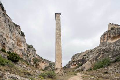 Pilastra de la Foz de Zafrané, cerca de La Puebla de Albortón (Zaragoza), de finales del siglo XIX. Mide 42 metros.