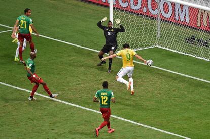 O atacante Fred faz seu primeiro gol pela seleção nesta Copa. O terceiro do Brasil na partida.