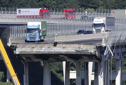 Camiones y automóviles parados al final de puente Morandi, el 15 de agosto de 2018.