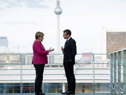 Reunión de la canciller alemana, Angela Merkel, y el presidente francés, Emmanuel Macron, el lunes, en la cancillería germana (Berlín).