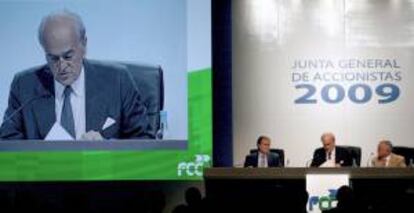 El presidente y delegado de FCC, Baldomero Falcones (c), durante la junta general ordinaria de accionistas de Fomento de Construcciones y Contratas S.A., celebrada en Barcelona. EFE/Archivo