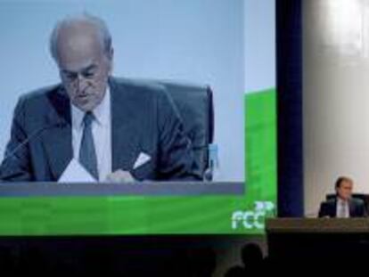 El presidente y delegado de FCC, Baldomero Falcones (c), durante la junta general ordinaria de accionistas de Fomento de Construcciones y Contratas S.A., celebrada en Barcelona. EFE/Archivo