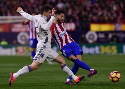 Mateo Kovacic (izquierda) del Real Madrid y Yannick Ferreira Carrasco del Atlético de Madrid.