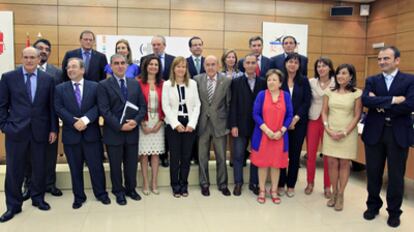 La ministra de Sanidad, Leire Pajín (en el centro con chaqueta blanca), con los miembros del Consejo Interterritorial de Salud, ayer en Madrid.
