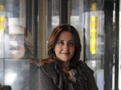 La escritora leonesa Pilar Blanco posa para una entrevista con EFE con motivo de la presentación de su última obra "Con la cal en los dedos".