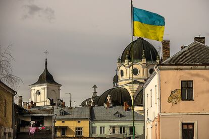 La bandera ucrania ondea por encima de los techos de Zhovkva.  