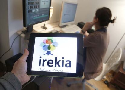 Un hombre consulta la web de Irekia en una tableta