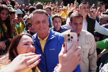 El expresidente Bolsonaro hace un selfi con una seguidora, el domingo pasado en São Paulo, antes de dar un mitin. 