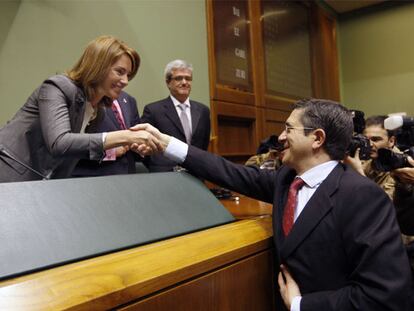 Patxi López felicita a la nueva presidenta del Parlamento vasco, Arantza Quiroga.