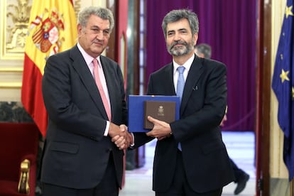 Carlos Lesmes (d) entrega a Jesús Posada las memorias anuales del Consejo General del Poder Judicial y del Tribunal Supremo de 2014 el pasado octubre.
