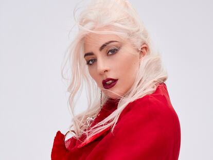 Lady Gaga, imagen de Voce Viva Intensa de Valentino Beauty.