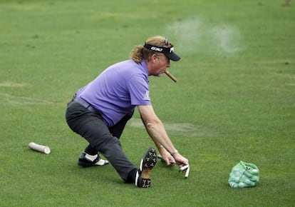 Miguel Ángel Jiménez estira durante el Masters de Augusta de 2015.