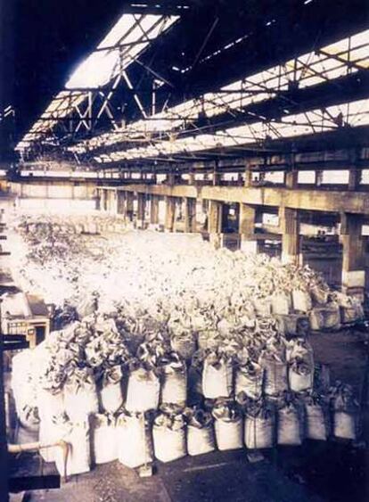Imagen tomada en 1999 del almacén con 3.500 sacos de lindane, en una nave abandonada de Babcock.