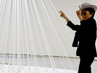 Yoko Ono posa este jueves en el Guggenheim ante la instalación 'Morning Beams' (Rayos de la mañana).