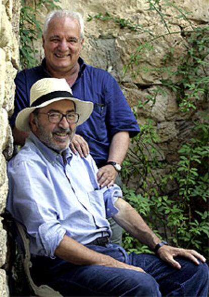 Manuel Leguineche (izquierda), en su casa de Brihuega, con Javier Reverte.