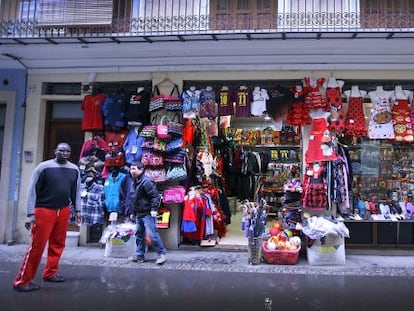 Una botiga de 'souvenirs' al centre de València.