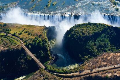 Vista aérea de las cataratas Victoria, en la frontera de Zambia y Zimbabue.