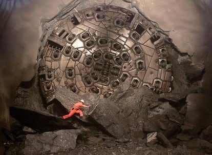 Un minero se sube a las rocas excavadas después de que una tuneladora gigante se abra paso en la última sección de Sedrun-Faido, en el lugar de construcción del túnel de San Gotardo, que atraviesa los Alpes y es el túnel para tren más largo del mundo. El proyecto consta de dos excavaciones paralelas de vía única, cada una de una longitud de 57 km.