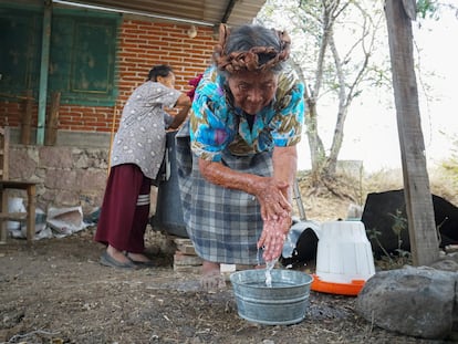 Una mujer zapoteca se lava las manos en Teotitlán del Valle, en el Estado mexicano de  Oaxaca.