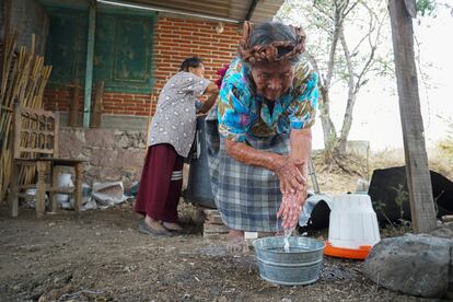 Una mujer zapoteca se lava las manos en Teotitlán del Valle, en el Estado mexicano de  Oaxaca.