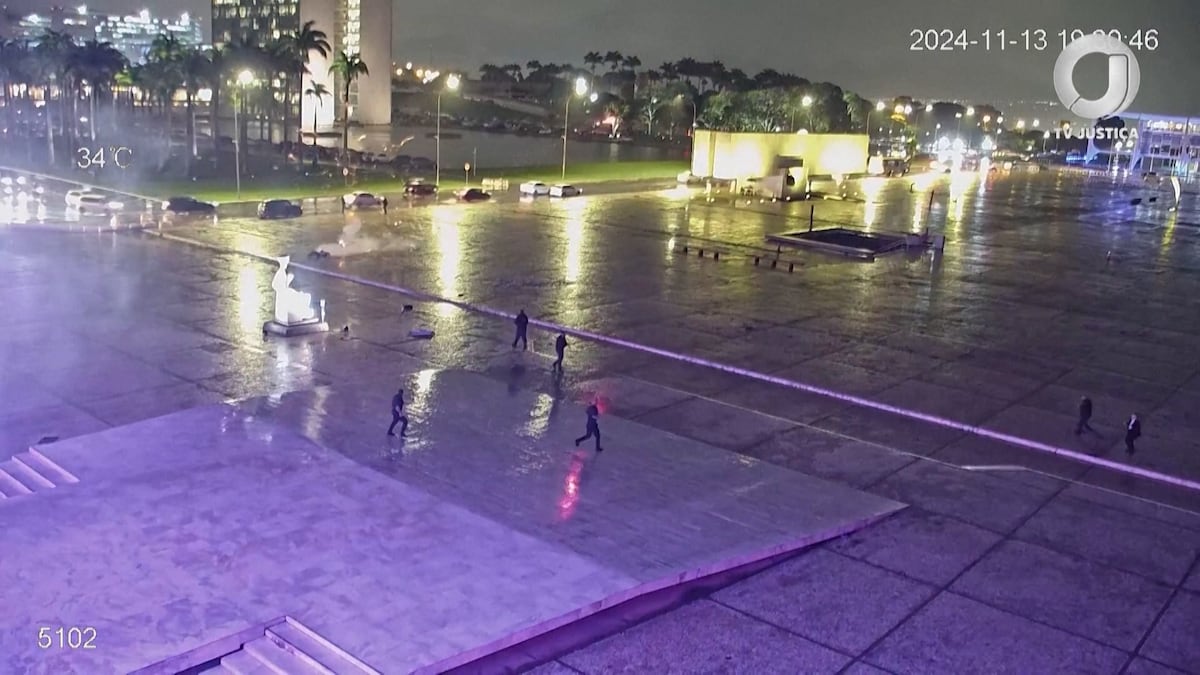 Explota un hombre frente al Tribunal Supremo de Brasil: el incidente en vídeo