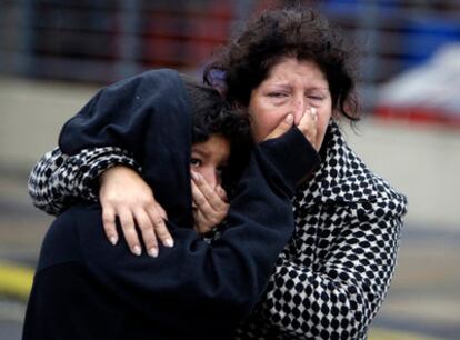 Dos mujeres se protegen de un bote de humo de la policía en Concepción.