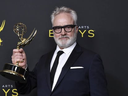 Bradley Whitford ganó el Emmy a mejor actor invitado en un drama por 'El cuento de la criada'.