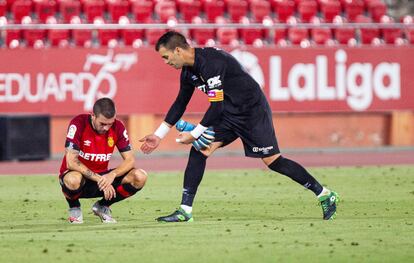 Reina, capitán del Mallorca, intenta consolar a su compañero Dani Rodríguez.