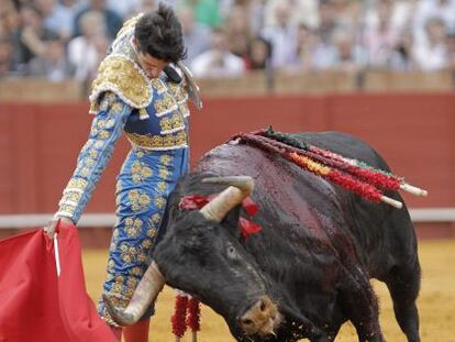 El diestro Alejandro Talavante torea con la muleta al primero de su lote, del hierro de Juan Pedro Domecq, en la tercera corrida de la Feria de San Miguel celebrada esta tarde en la Real Maestranza de Sevilla.