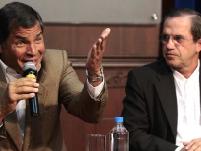 El presidente ecuatoriano, Rafael Correa, y el ministro de Exteriores, Ricardo Patiño, durante una rueda de prensa.