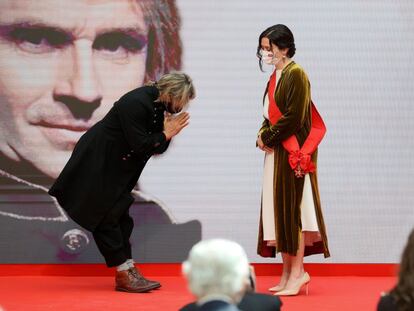 La presidenta de la Comunidad de Madrid, Isabel Díaz Ayuso, hace entrega de la Gran Cruz de la Orden del Dos de Mayo al músico Nacho Cano.