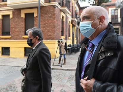 El empresario Victorino Alonso (en la derecha) a su llegada a la Audiencia Provincial de León en 2021 para el juicio por la mina Nueva Julia.