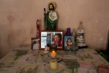 Un altar colocado por la familia de Margarita Cuevas Suárez en su casa en Ciudad de México.