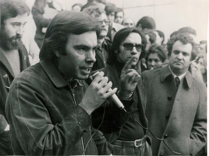 Felipe González, Alfonso Guerra y Enrique Múgica en un mitín del PSOE en la campaña para las elecciones de 1982. El partido político obtuvo una contundente mayoría en el Congreso de los Diputados, consiguiendo 202 diputados -la cifra más alta de diputados hasta la fecha- y más de diez millones de votos (48,11 %). Por primera vez desde las elecciones generales de 1936, un partido de izquierdas formaba gobierno en España.