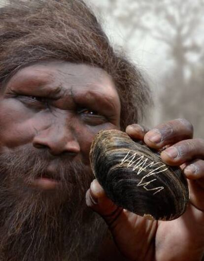 Reconstrucción del 'Homo erectus' con el grabado realizado en una concha.